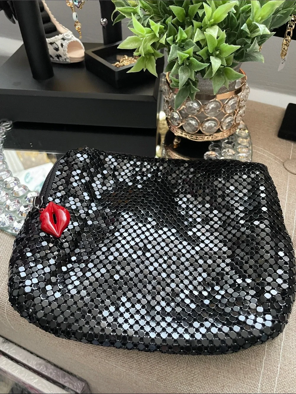 ✨🖤Black Sequin Zip Pouch with Red Lip 💋Pull🖤✨NEW